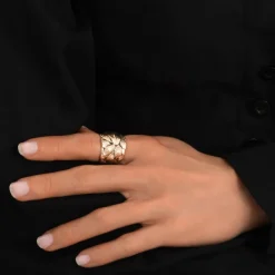 Lucy adjustable foliage ring in fine gold-plated metal - white