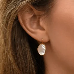 Noto thin sleeper earrings - mother-of-pearl