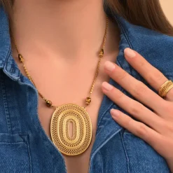Sophisticated Noor pendant necklace - gold