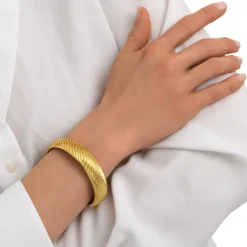 Zaza lightweight bangle bracelet - gold